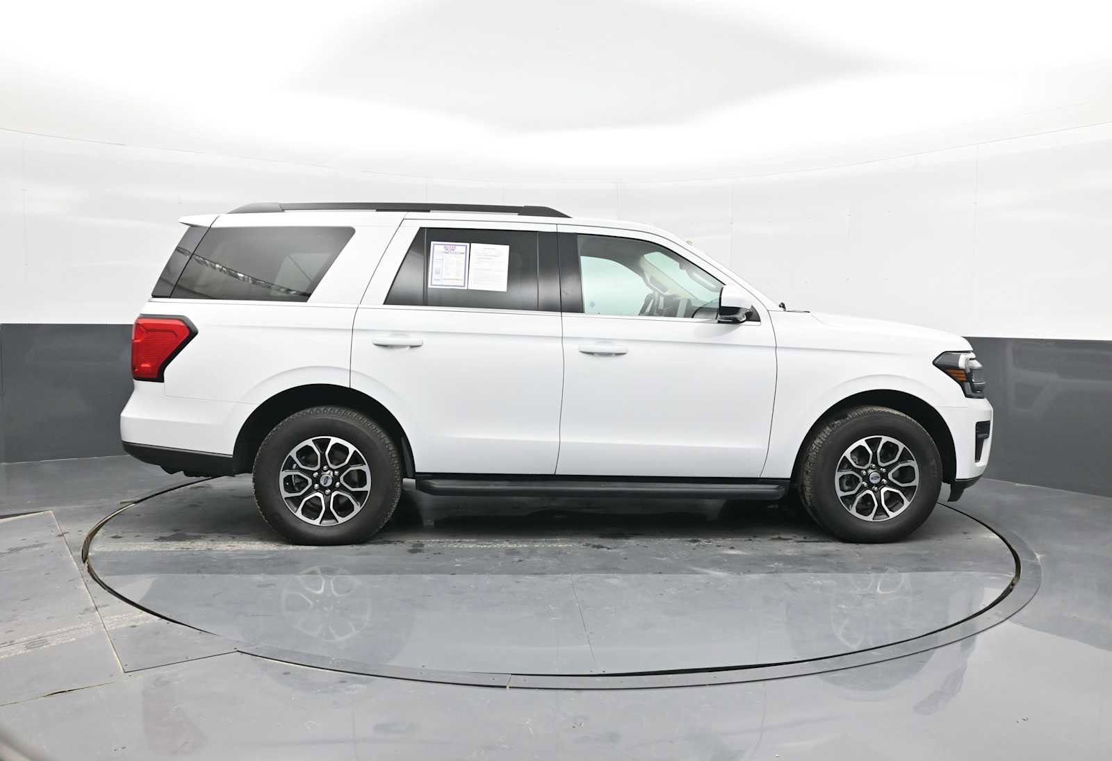 Used 2024 Ford Expedition XLT image 9