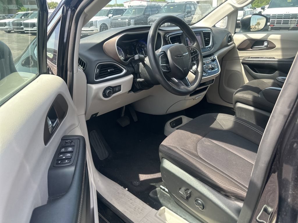 Used 2022 Chrysler Voyager LX image 27