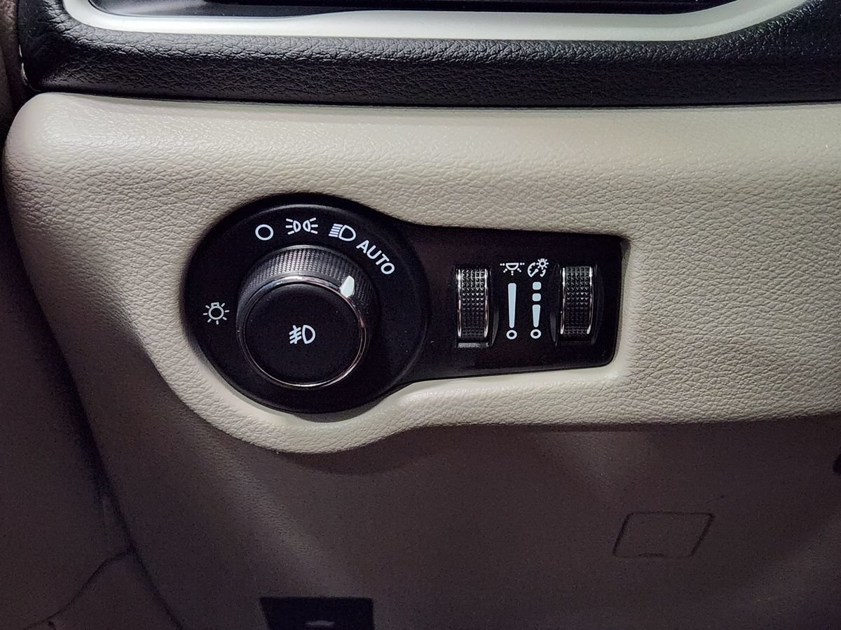 Used 2022 Chrysler Pacifica Touring-L w/ Uconnect Theater Family Group AWD/4WD image 43
