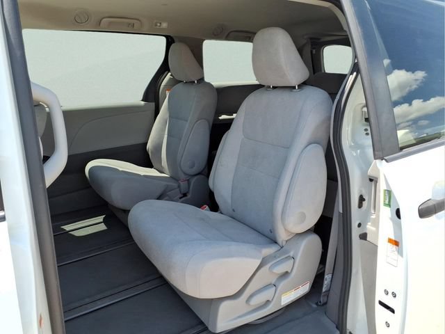 Used 2020 Toyota Sienna L FWD image 22