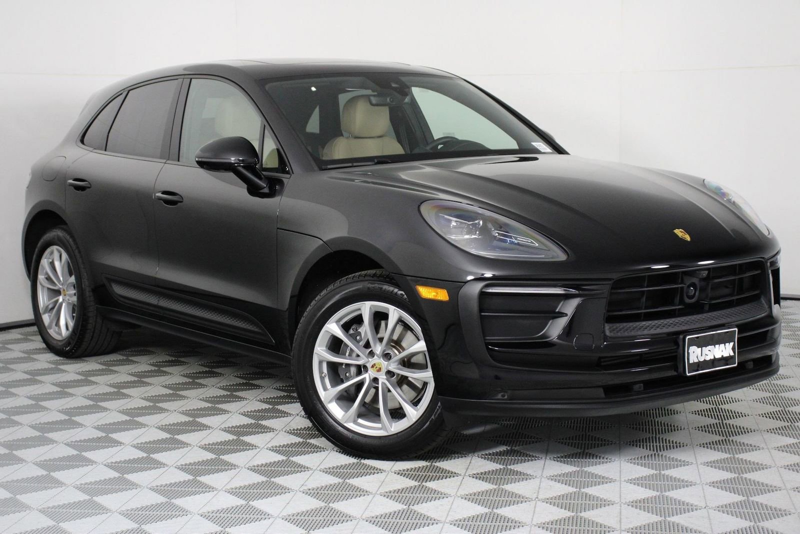 Certified 2025 Porsche Macan image 9