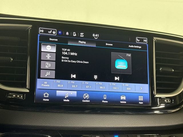 Used 2023 Chrysler Pacifica Touring-L image 31