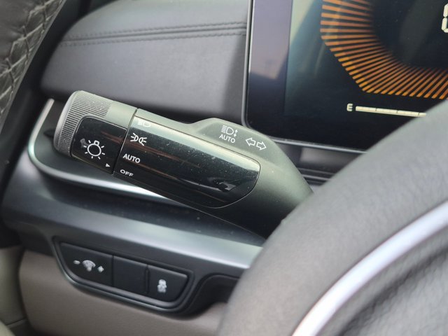 Used 2025 Kia Carnival FWD image 8