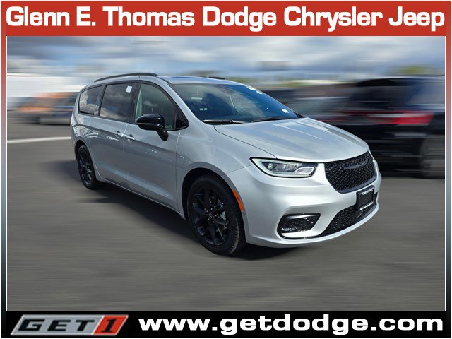 New 2026 Chrysler Pacifica Limited w/ Uconnect Theater Family Group FWD video 1