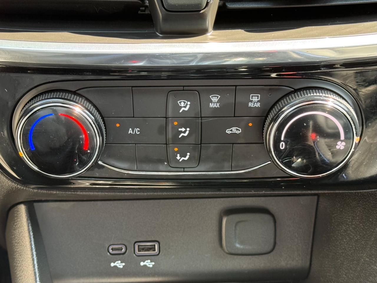 Used 2025 Buick Encore GX Sport Touring w/ Advanced Technology Package AWD/4WD image 13