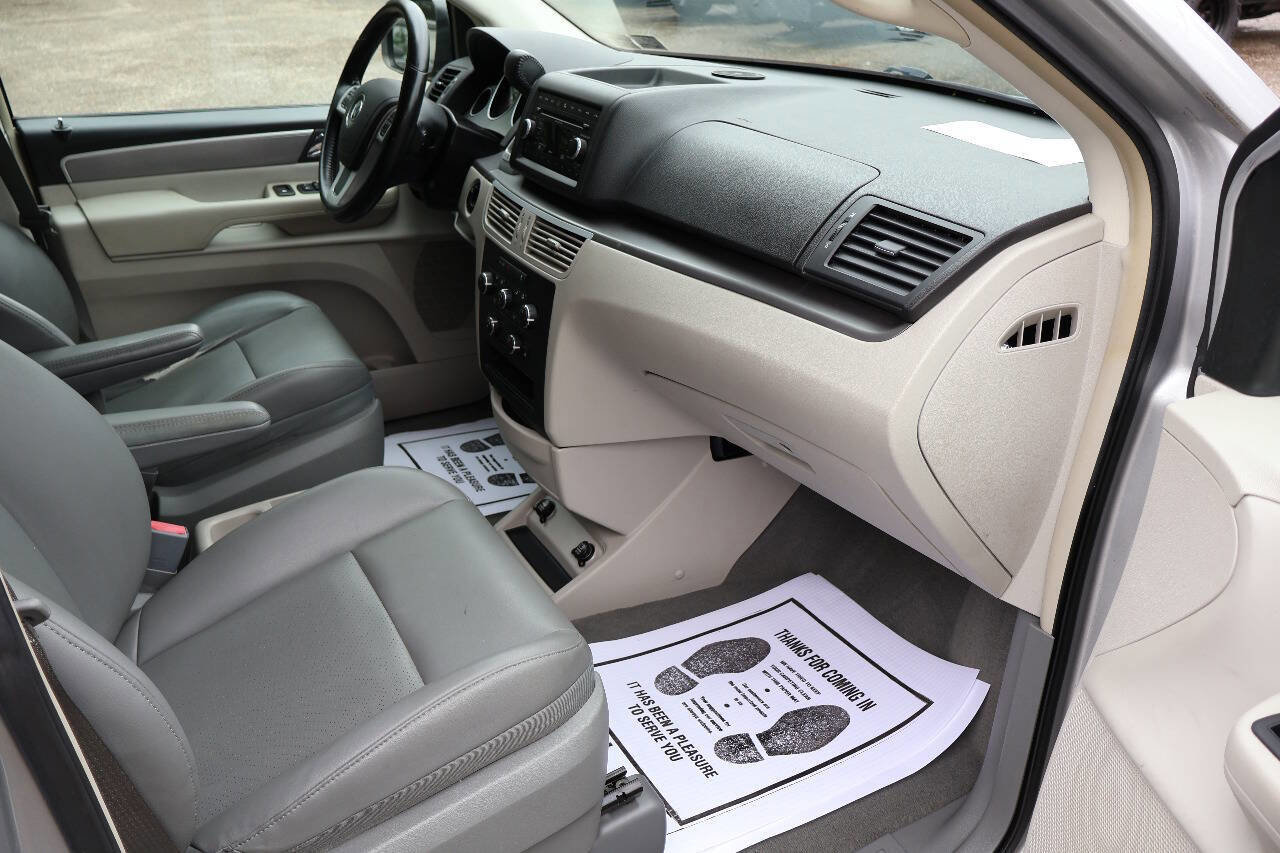 Used 2011 Volkswagen Routan SE FWD image 26