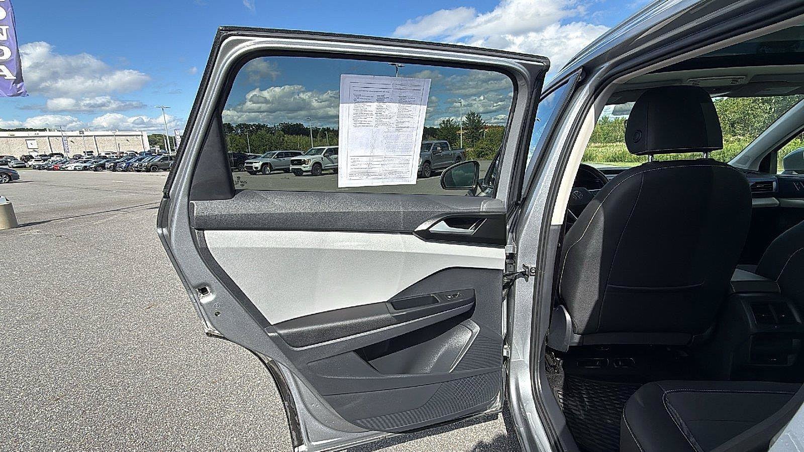 Used 2023 Volkswagen Taos SE w/ Panoramic Sunroof Package AWD/4WD image 21