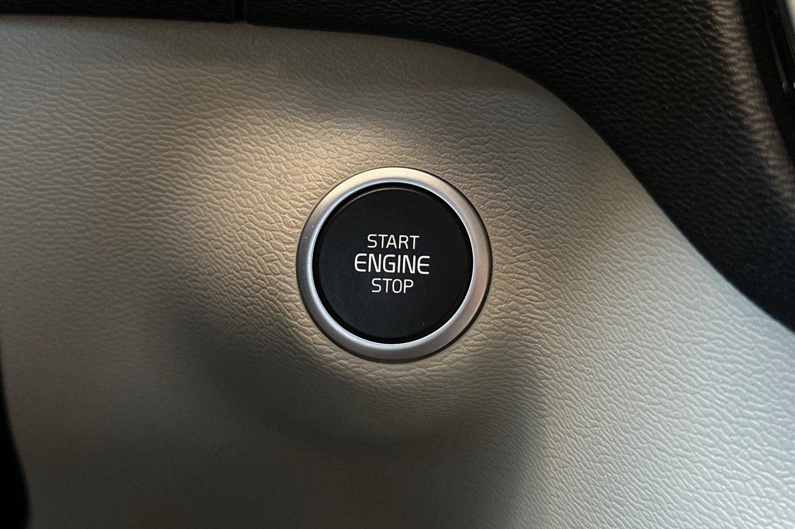 Used 2022 Volvo XC40 T5 Momentum image 21