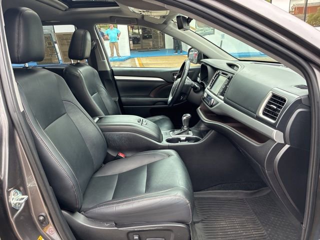 Used 2019 Toyota Highlander XLE AWD/4WD image 31