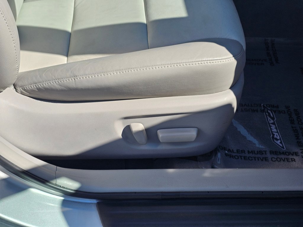 Used 2013 Toyota Camry XLE w/ Leather Pkg FWD image 27