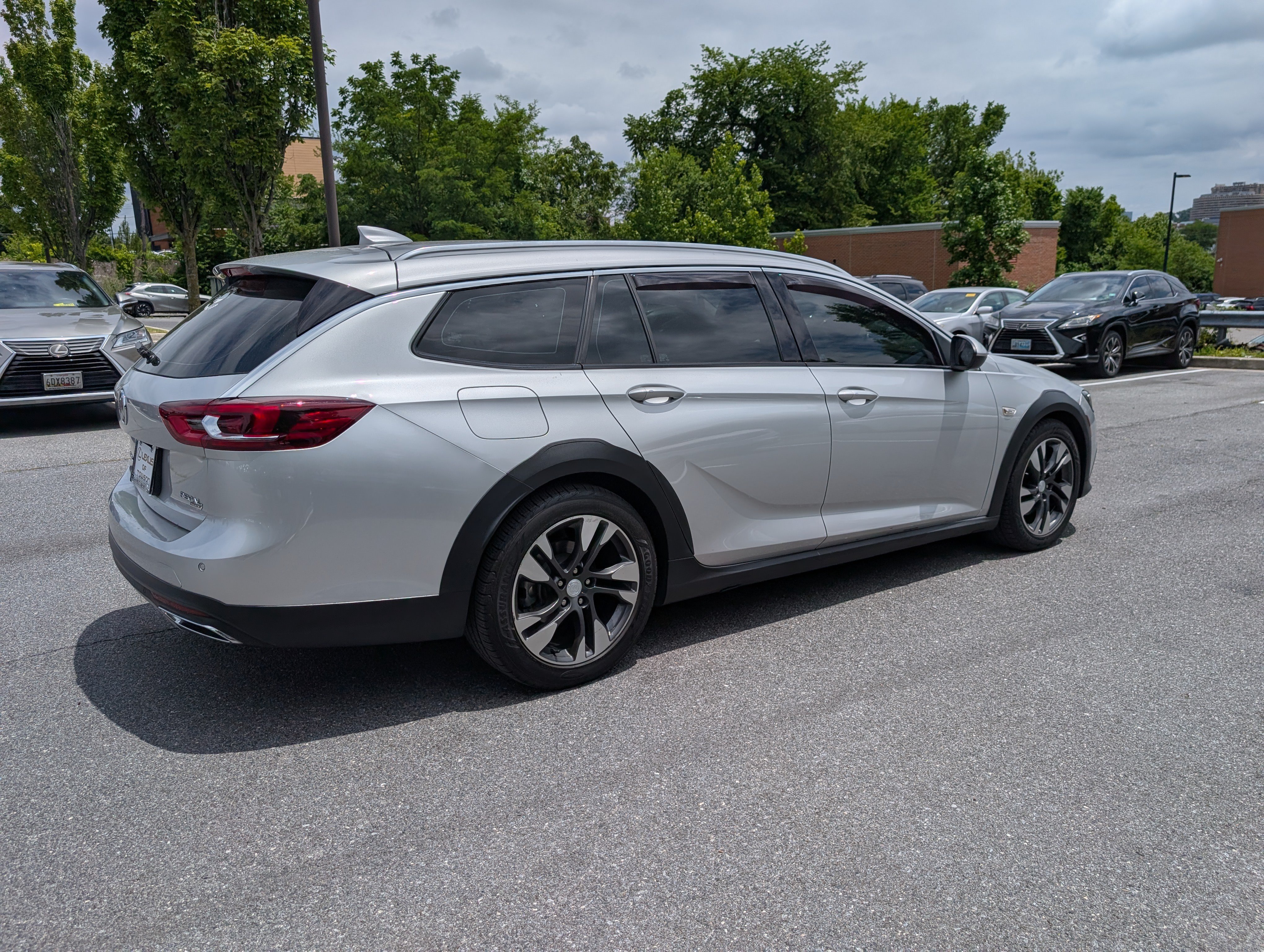 Used 2018 Buick Regal Essence w/ Driver Confidence Package #1 AWD/4WD image 3