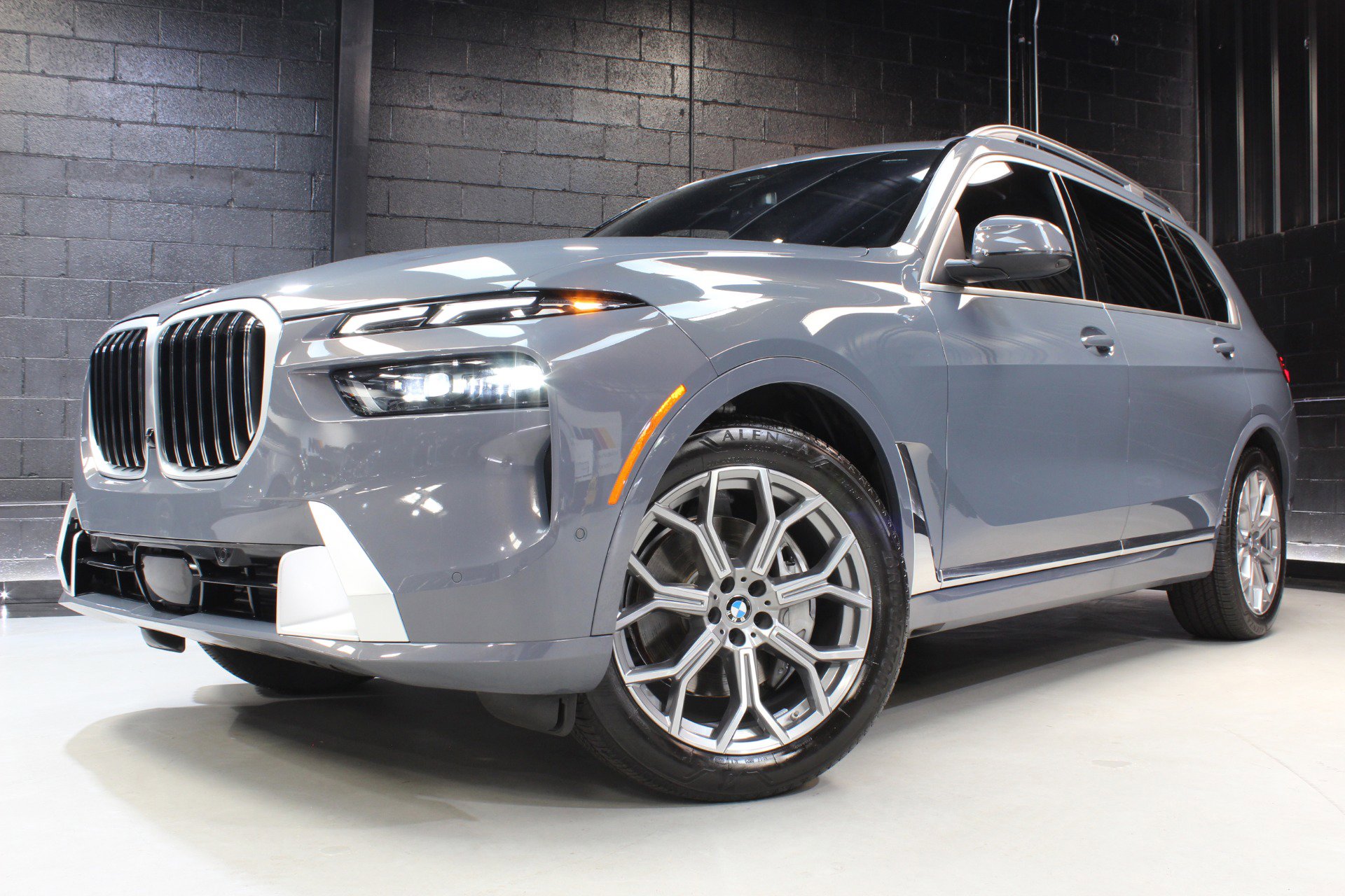 Used 2024 BMW X7 xDrive40i w/ Climate Comfort Package image 4