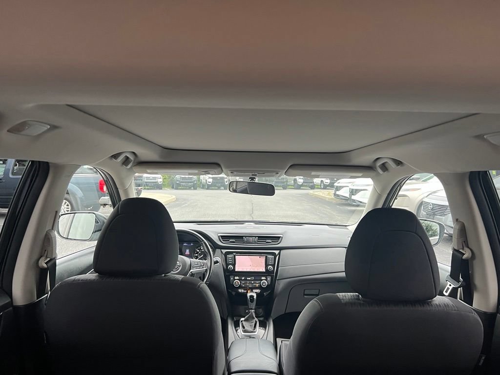 Used 2018 Nissan Rogue SV w/ Sun & Sound Touring Package AWD/4WD image 17