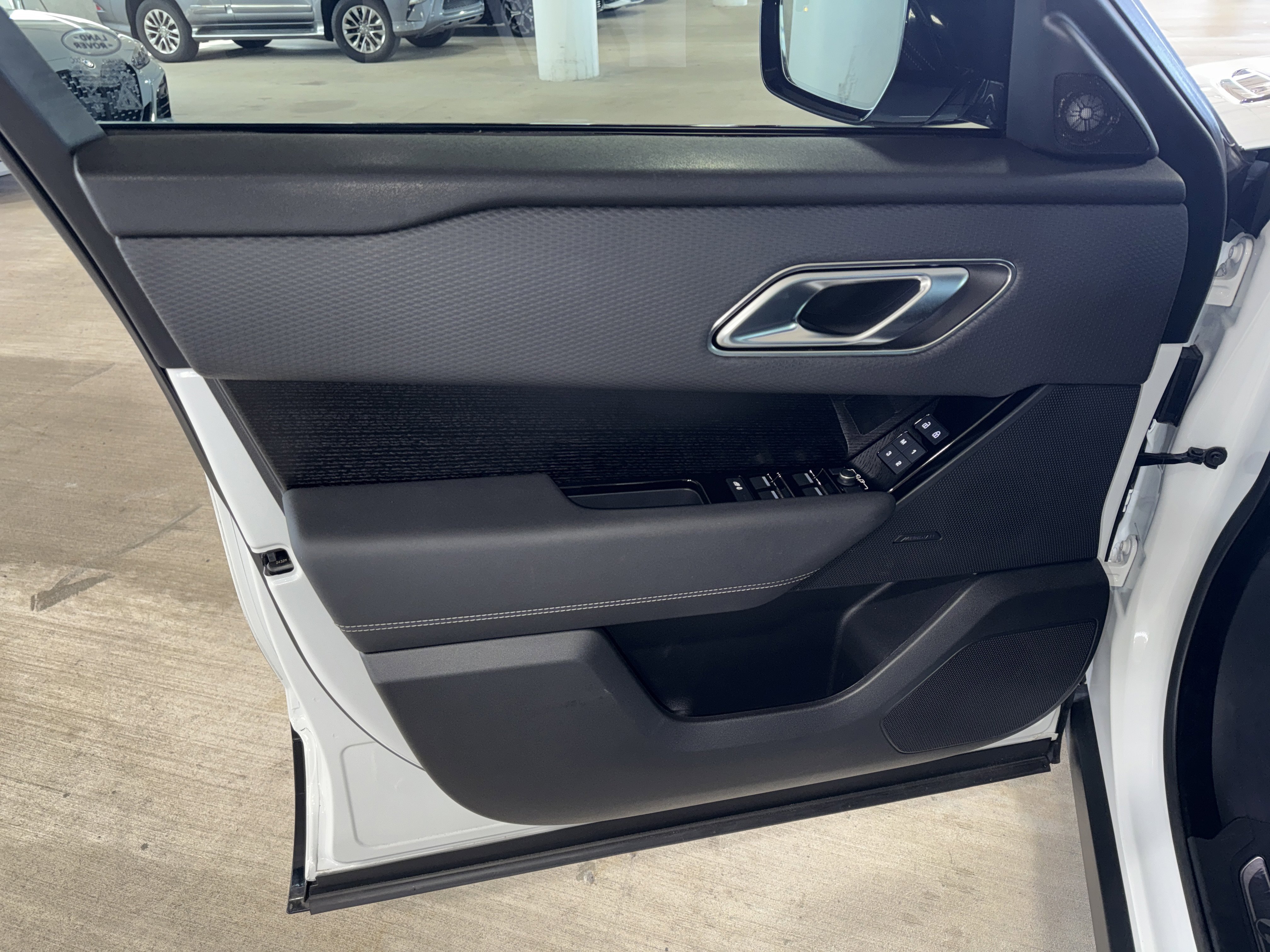 Used 2023 Land Rover Range Rover Velar R-Dynamic S image 16