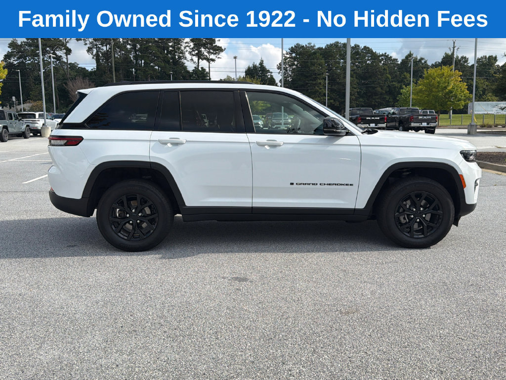 Used 2025 Jeep Grand Cherokee Altitude AWD/4WD image 8