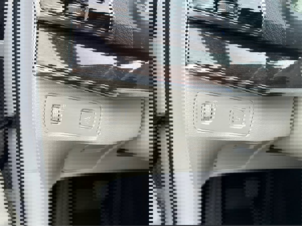 Used 2016 Volvo XC90 T6 Momentum w/ Momentum Plus Package image 19