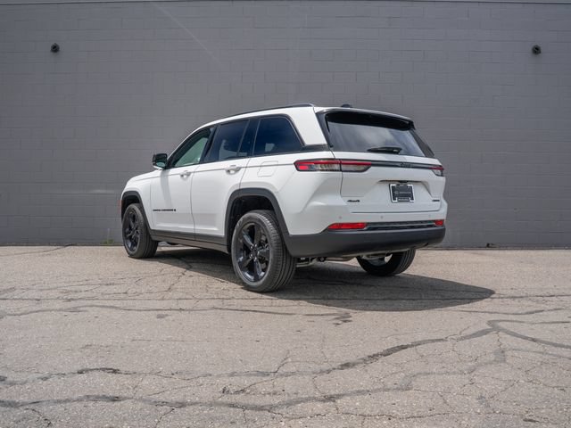 Used 2024 Jeep Grand Cherokee Limited w/ Black Appearance Package AWD/4WD image 3