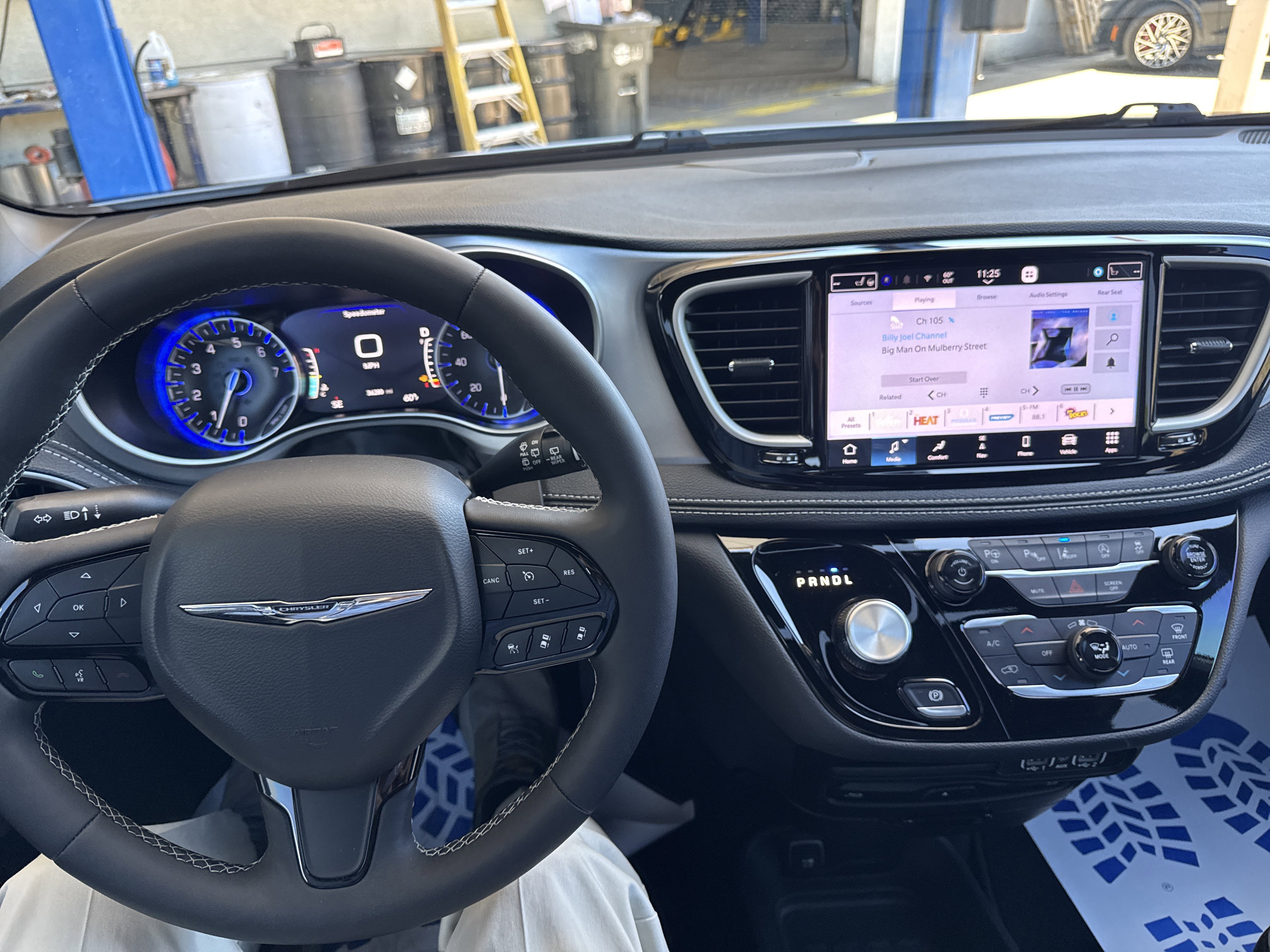 Used 2024 Chrysler Pacifica Touring-L w/ Uconnect Theater Family Group FWD image 33