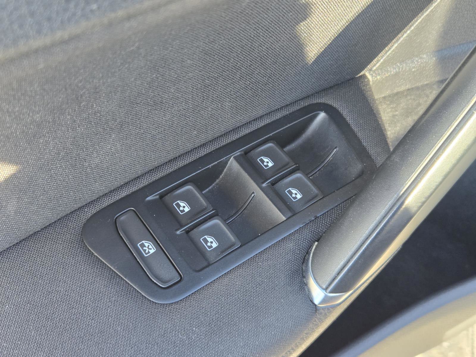 Used 2016 Volkswagen e-Golf SE w/ DC Fast Charging Package image 17