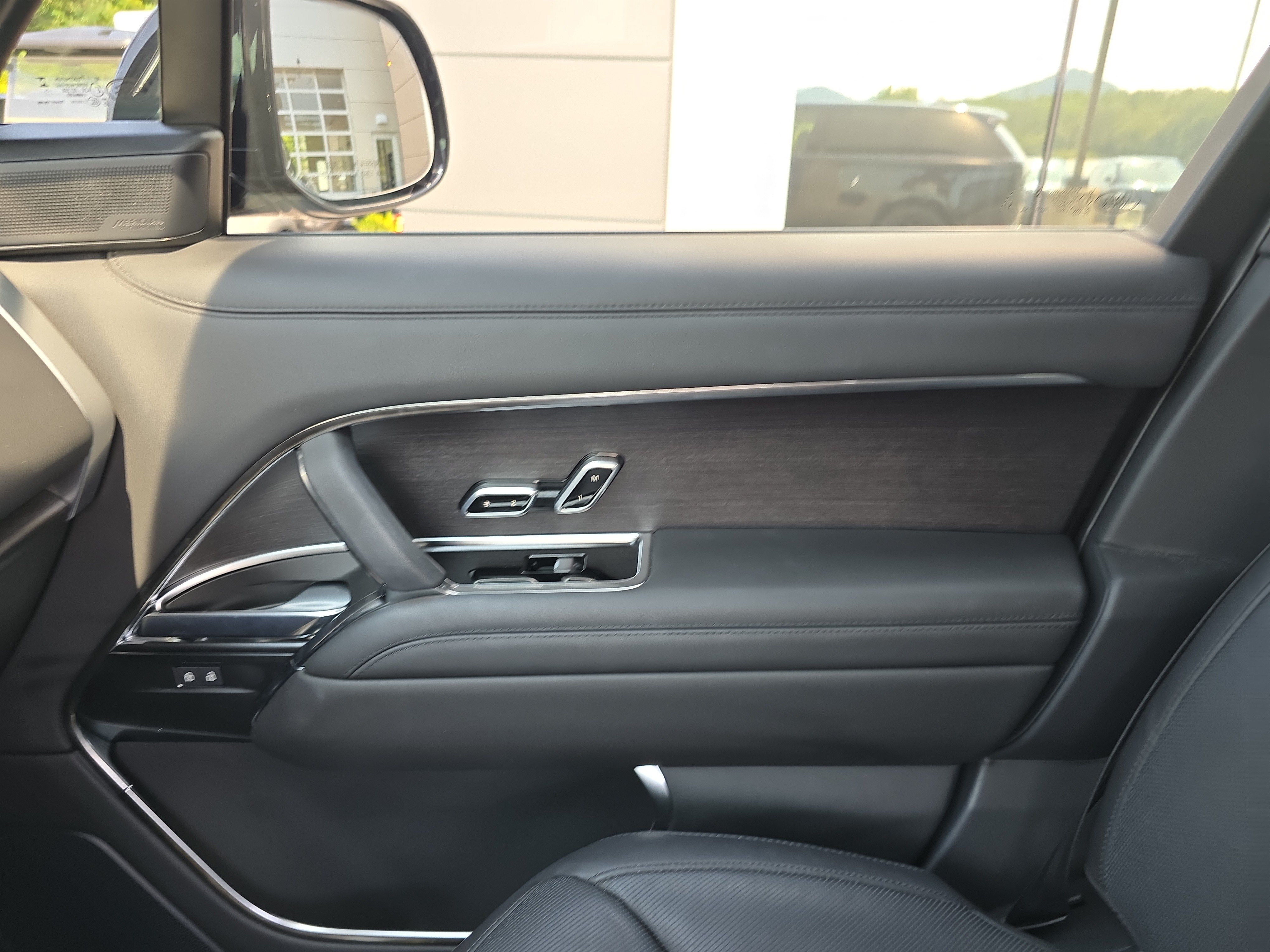 Certified 2025 Land Rover Range Rover SE AWD/4WD image 23