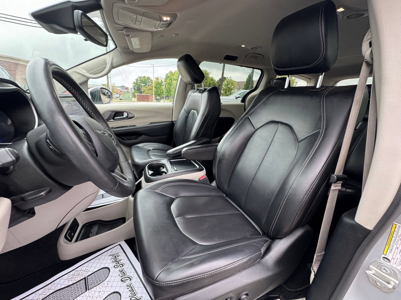Used 2023 Chrysler Pacifica Touring-L FWD image 14