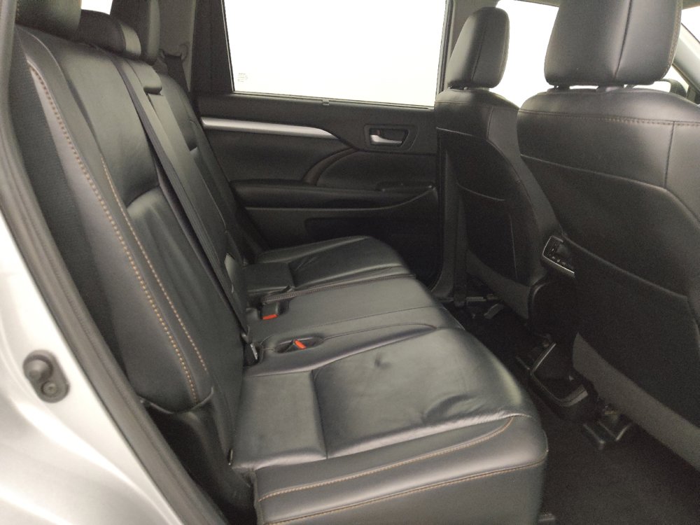 Used 2019 Toyota Highlander XLE FWD image 19