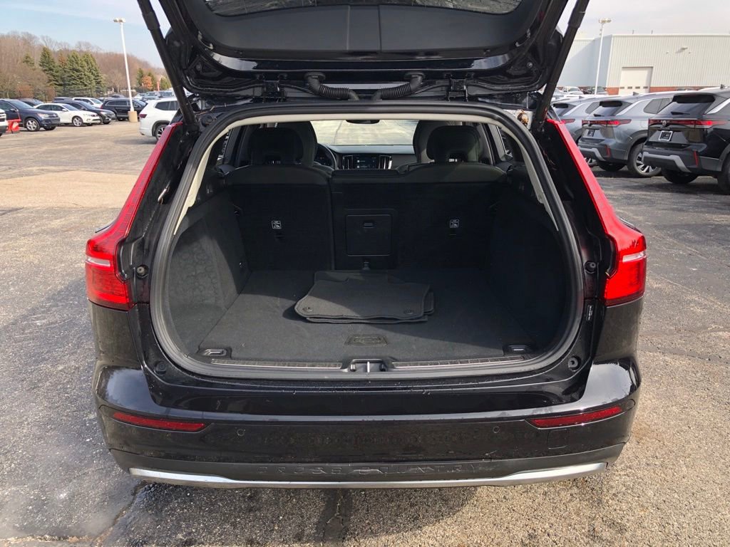 Used 2025 Volvo V60 B5 Cross Country Plus image 36