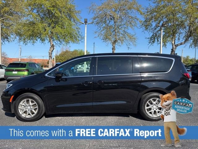 Used 2025 Chrysler Pacifica Select image 2