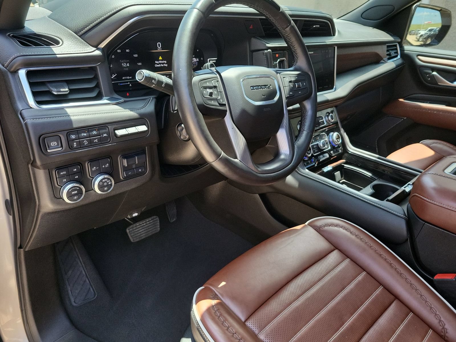 Used 2024 GMC Yukon Denali Ultimate AWD/4WD image 10
