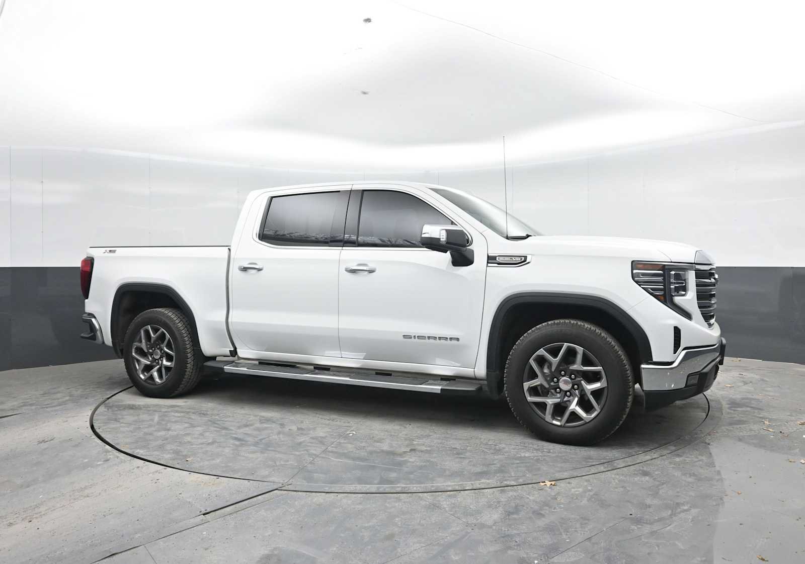 Used 2023 GMC Sierra 1500 SLT w/ SLT Premium Package AWD/4WD image 8