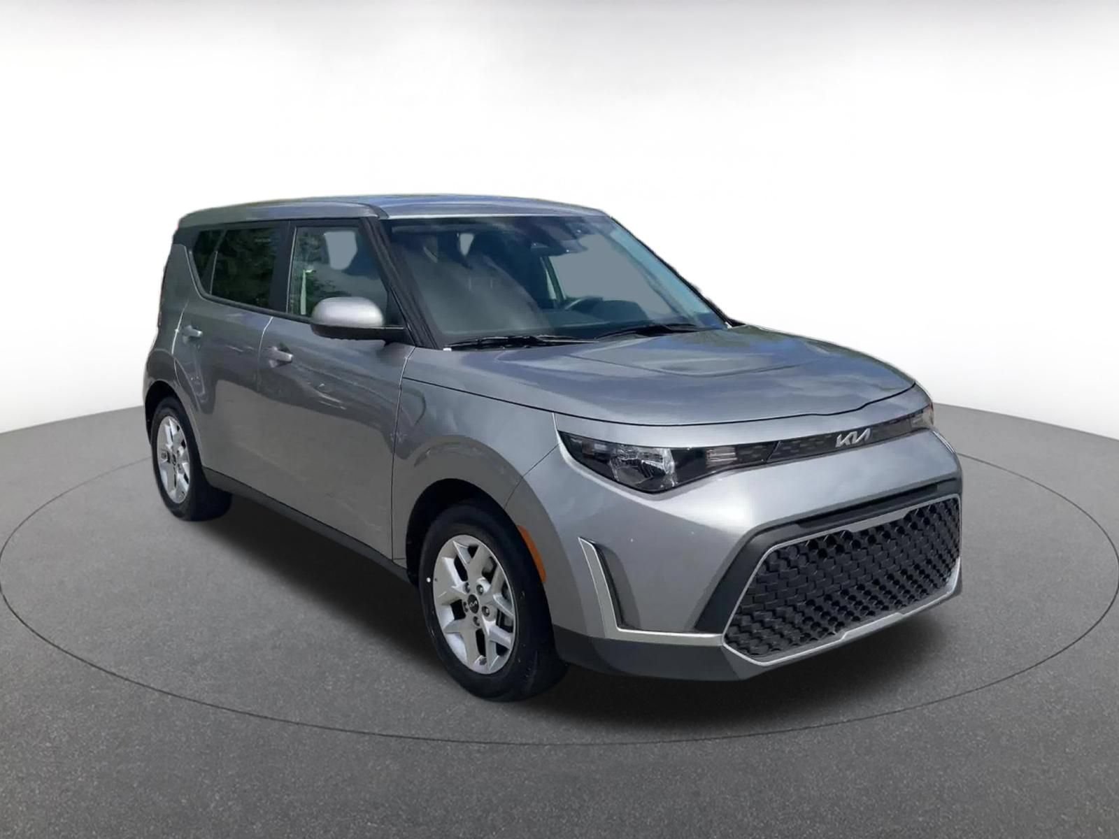 Used 2025 Kia Soul LX w/ LX Technology Package FWD image 2