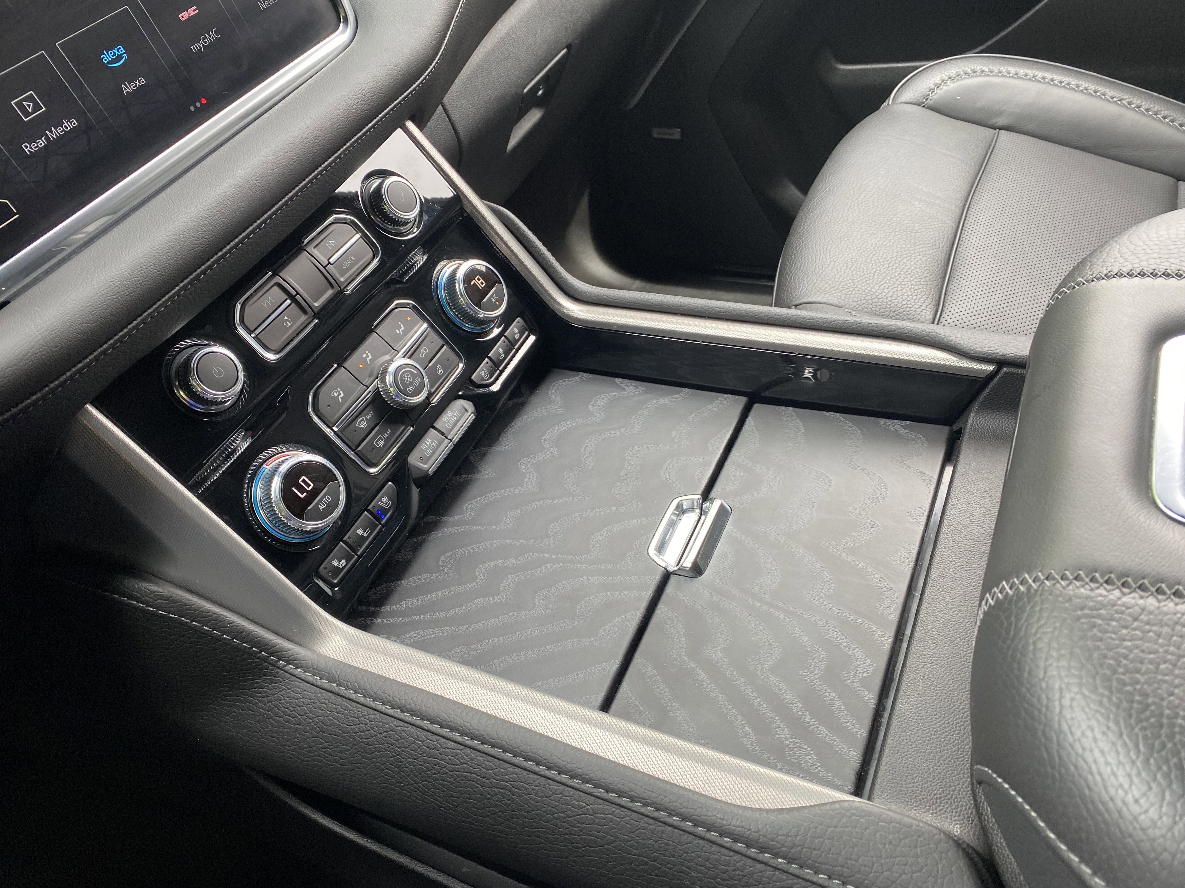 Used 2023 GMC Yukon Denali w/ Denali Reserve Package image 30