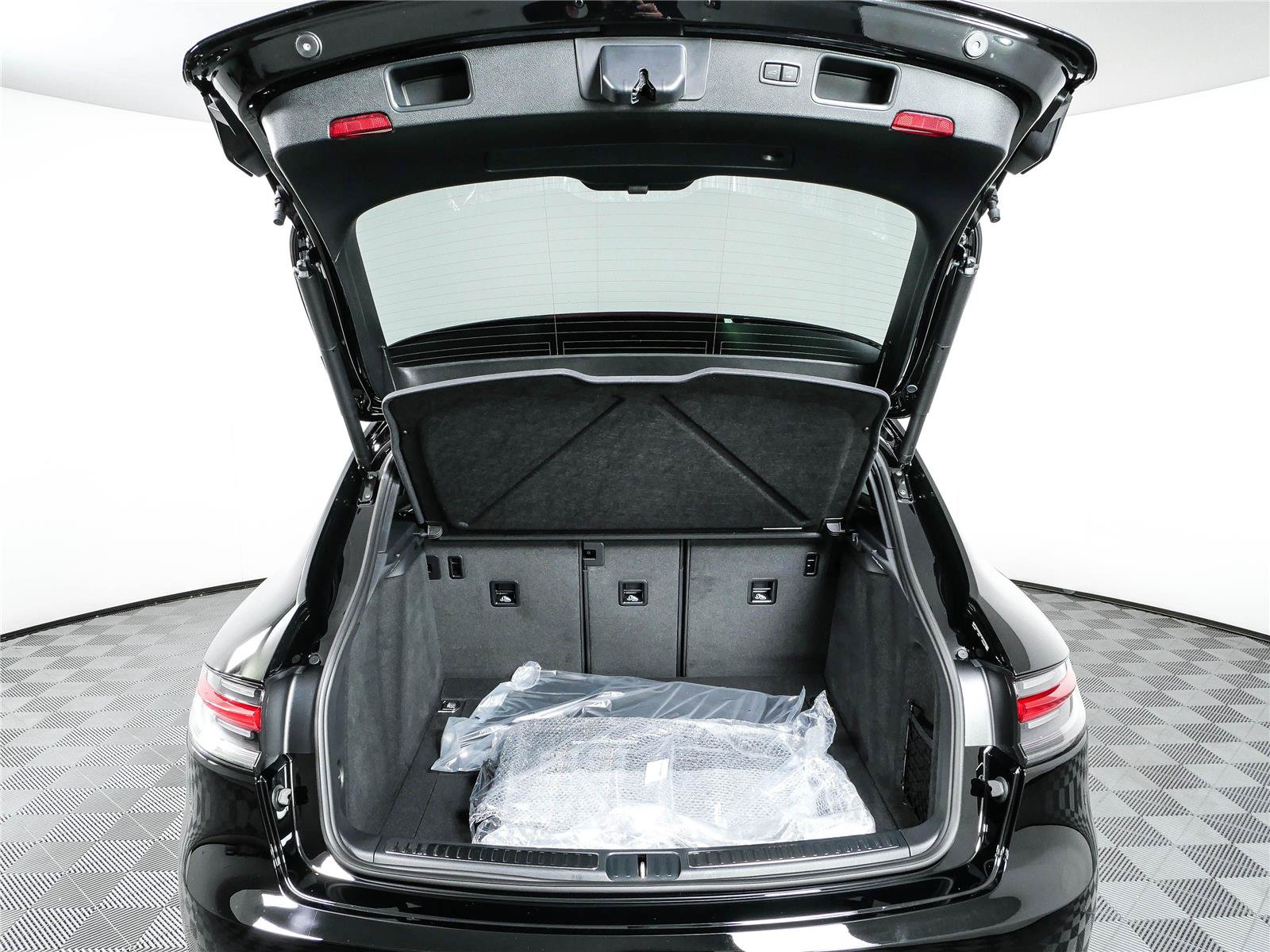 Certified 2026 Porsche Macan Turbo AWD/4WD image 33