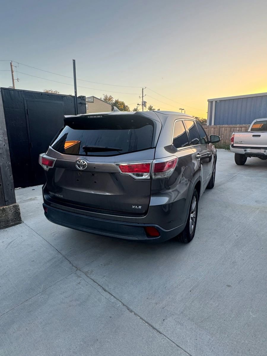 Used 2014 Toyota Highlander XLE image 3