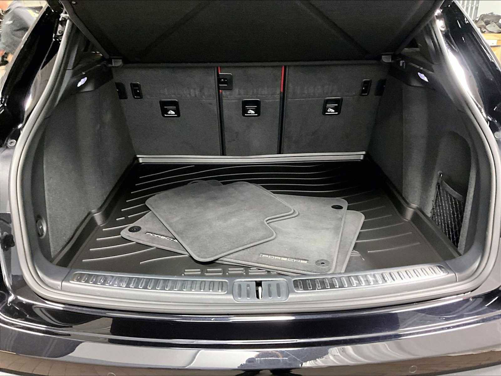 Used 2025 Porsche Macan image 39