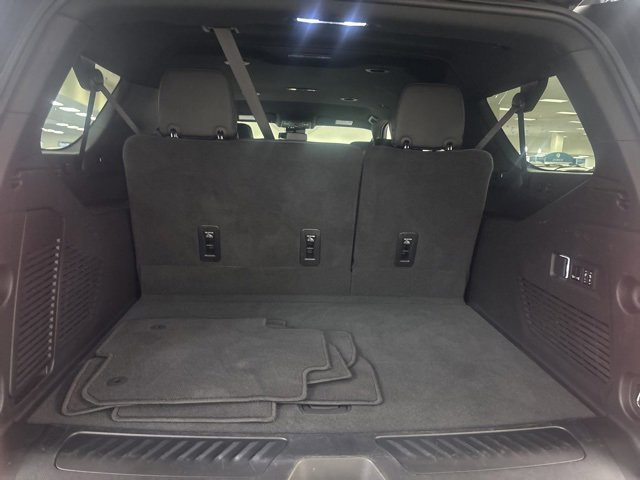 Used 2024 GMC Yukon XL SLT w/ SLT Luxury Package image 11