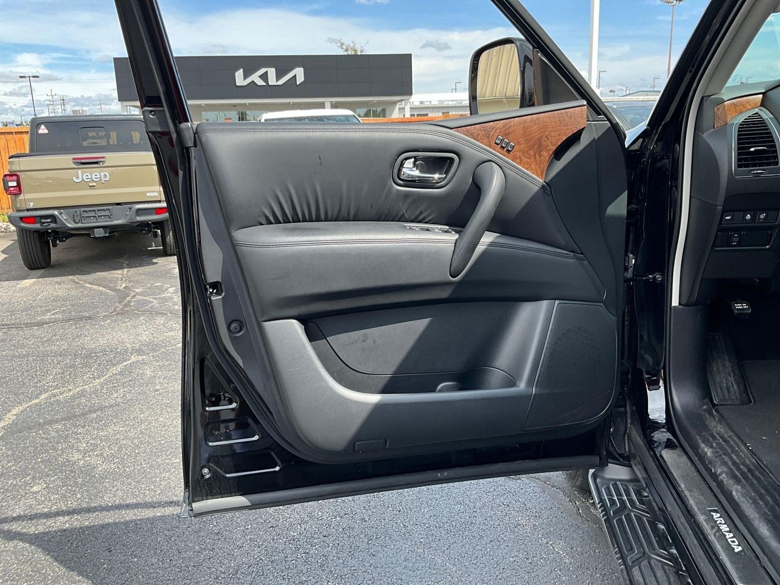 Used 2023 Nissan Armada SL w/ Captain's Chairs Package AWD/4WD image 18