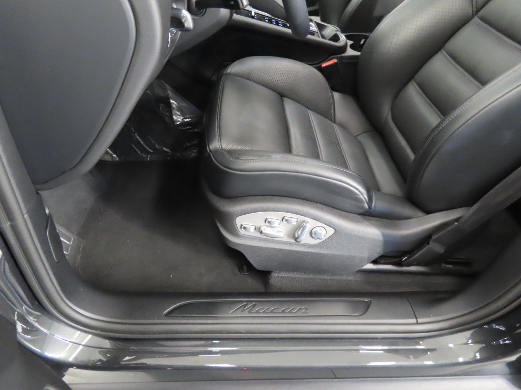 Certified 2025 Porsche Macan AWD/4WD image 40