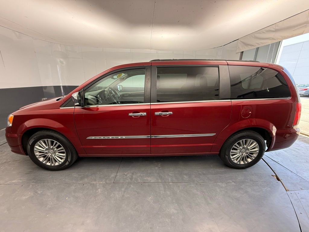 Used 2016 Chrysler Town & Country Touring-L image 10