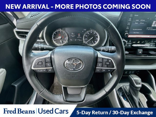 Used 2022 Toyota Highlander XLE AWD/4WD image 16