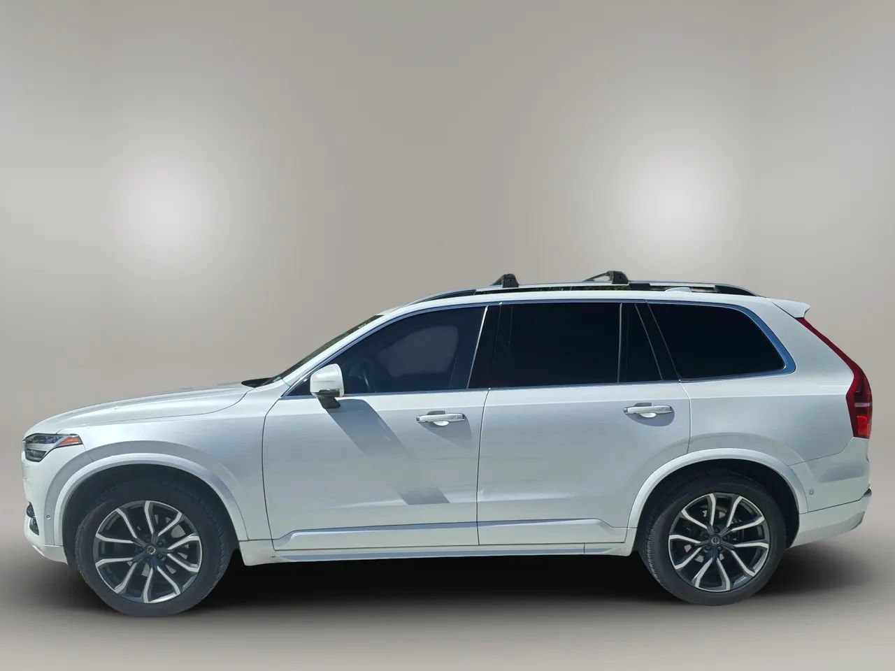 Used 2017 Volvo XC90 T6 Momentum w/ Vision Package AWD/4WD image 3