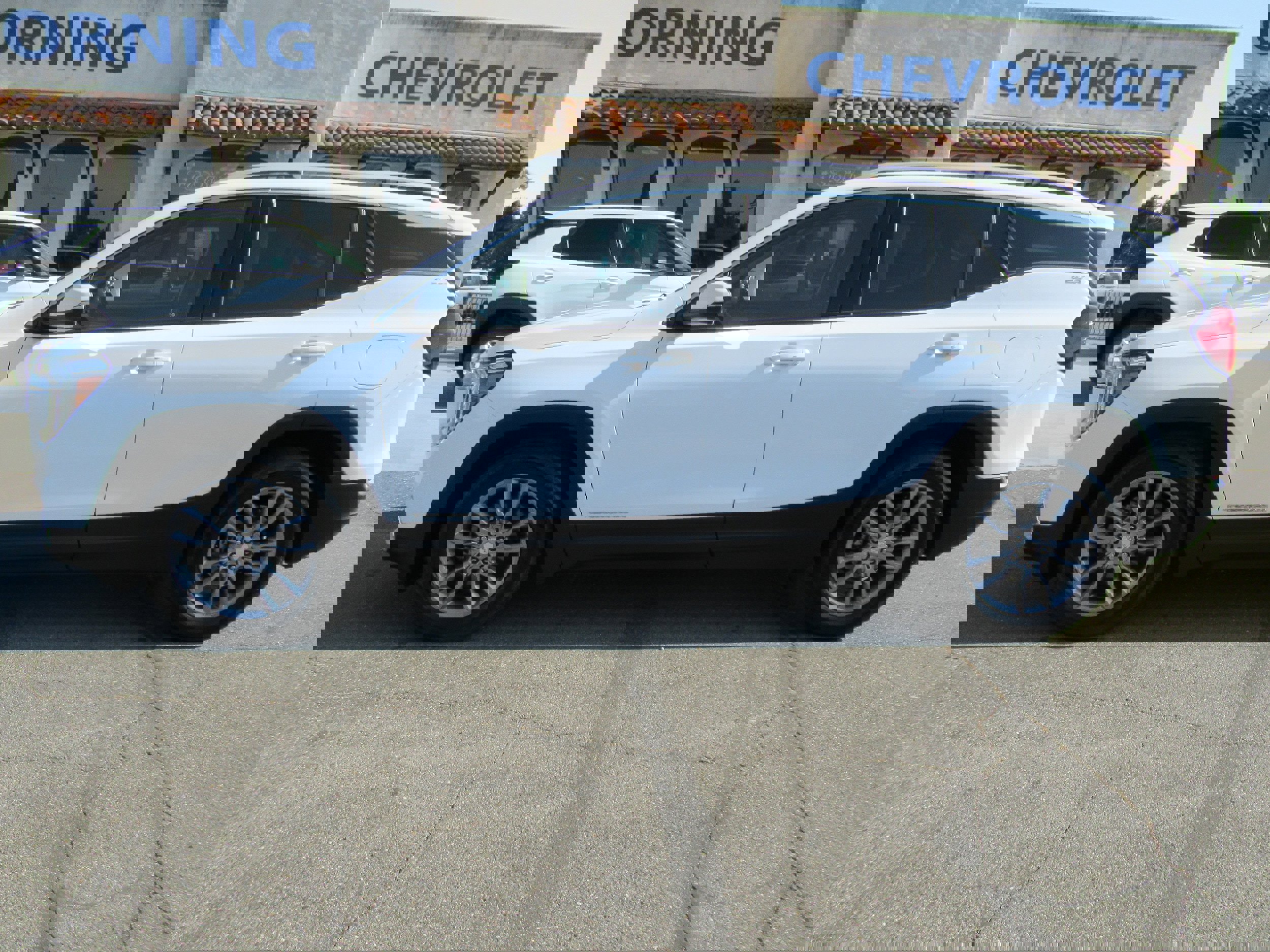 Used 2023 GMC Terrain SLT image 2