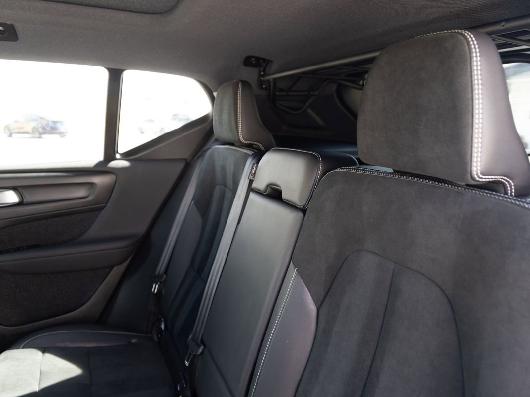 Used 2022 Volvo XC40 T5 R-Design image 17