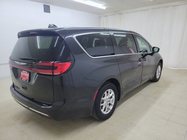 Used 2023 Chrysler Pacifica Touring-L image 6