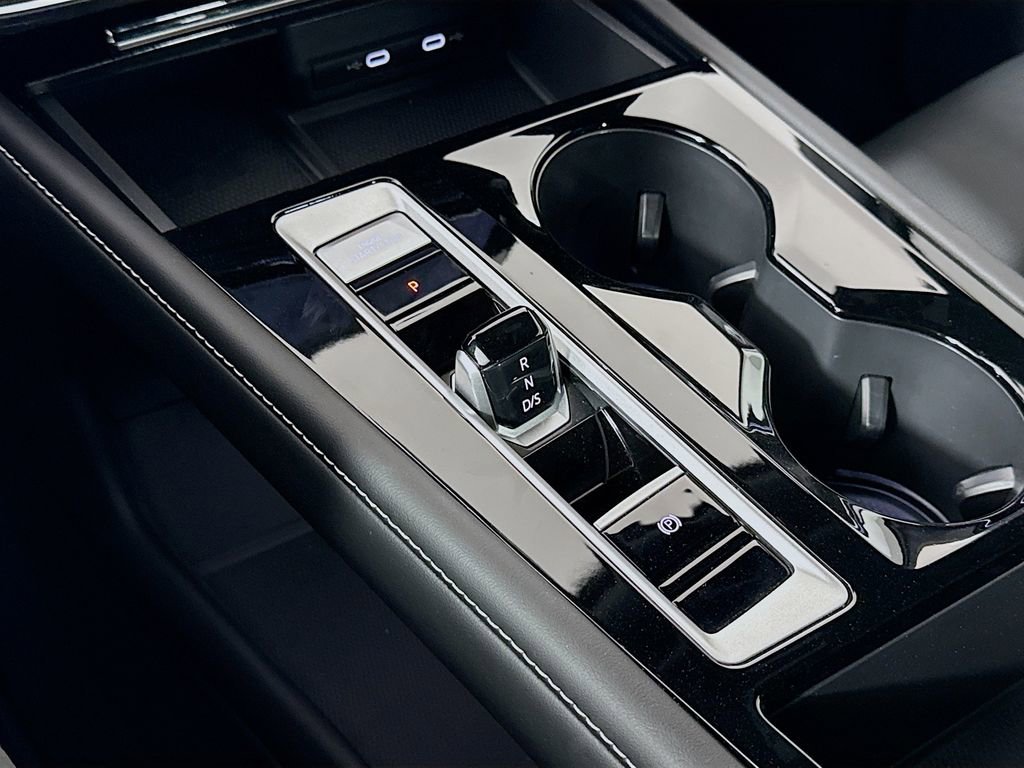 Used 2024 Volkswagen Atlas Cross Sport SEL R-Line image 17