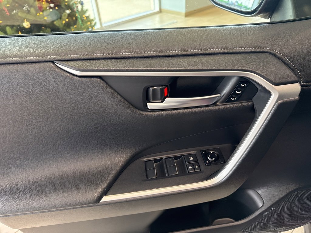Used 2019 Toyota RAV4 Limited image 11