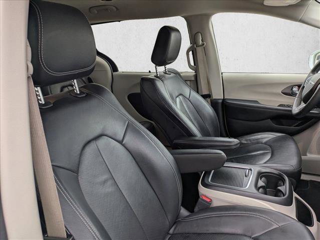 Used 2022 Chrysler Pacifica Touring-L image 18
