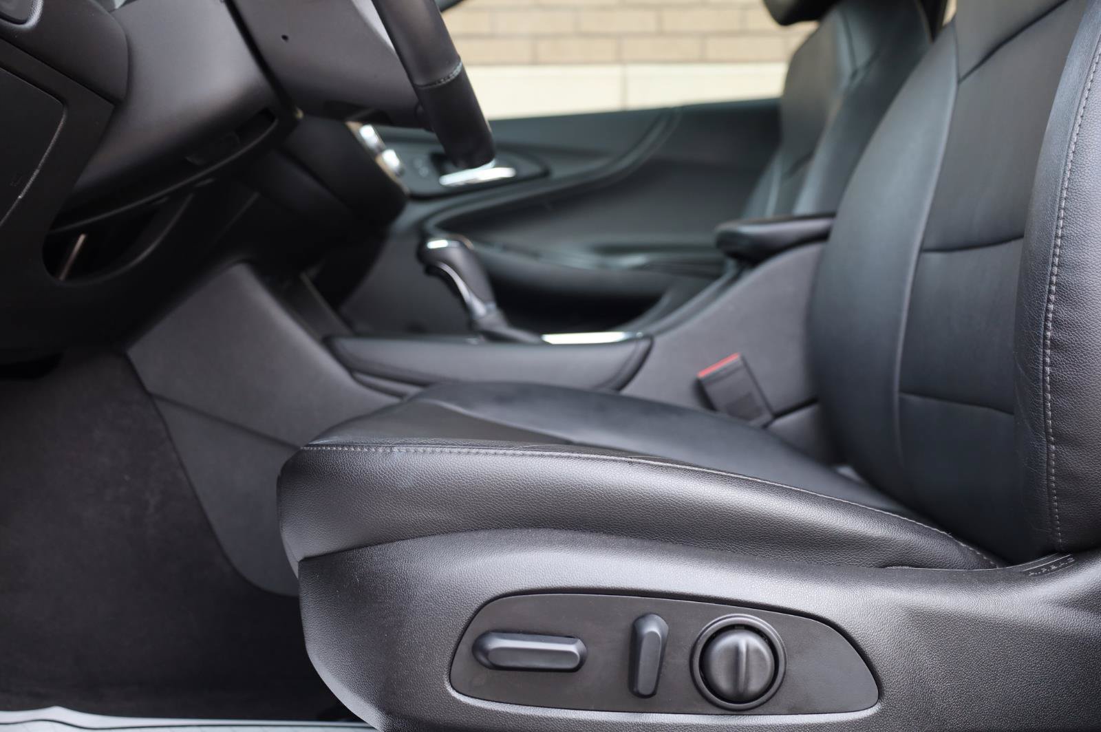 Used 2018 Chevrolet Malibu Hybrid w/ Leather Package FWD image 15