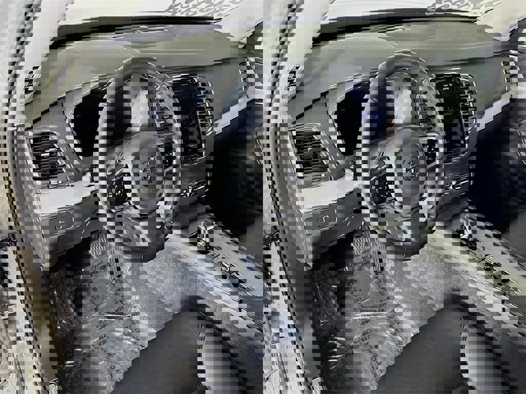 Certified 2025 Volvo XC90 B5 Core image 9