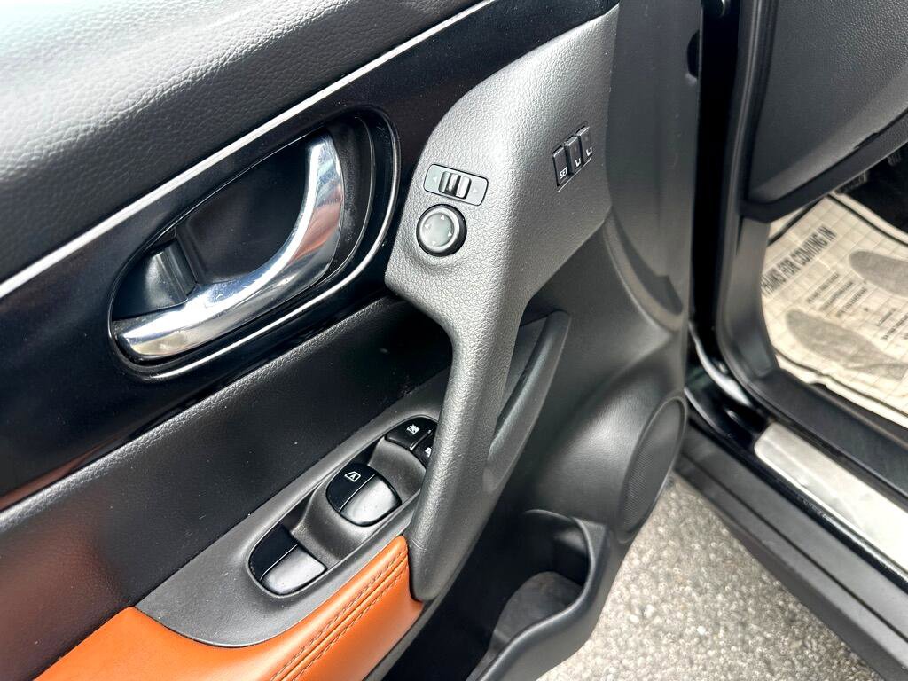 Used 2018 Nissan Rogue SL w/ Premium Package image 34